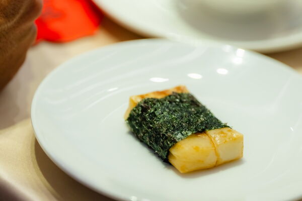 （過年留稿使用）▲▼外交部「山海珍饈迎瑞馬 團圓吉饗納新春 」，日本台灣交流協會代表片山和之準備的「磯部焼き」（海邊燒/海苔燒麻糬）。（圖／外交部提供）