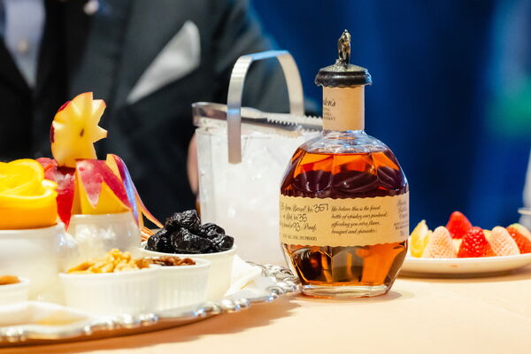 （過年留稿使用）▲▼外交部「山海珍饈迎瑞馬 團圓吉饗納新春 」，美國在台協會（AIT）處長谷立言（Raymond Greene）準備巴頓（Blanton`s）波本威士忌。（圖／外交部提供）