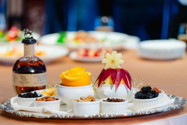 （過年留稿使用）▲▼外交部「山海珍饈迎瑞馬 團圓吉饗納新春 」，美國在台協會（AIT）處長谷立言（Raymond Greene）準備巴頓（Blanton`s）波本威士忌、宇宙脆蘋果以及起司拼盤等。（圖／外交部提供）