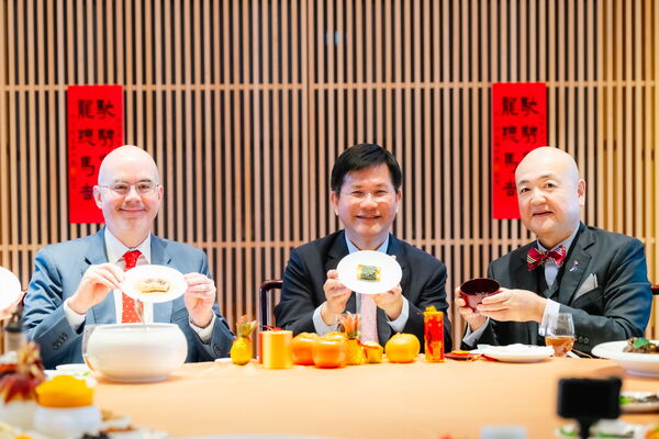 （過年留稿使用）▲▼外交部「山海珍饈迎瑞馬 團圓吉饗納新春 」，美國在台協會（AIT）處長谷立言（Raymond Greene）、外交部長林佳龍、日本台灣交流協會代表片山和之，一同拿著由片山和之準備的「磯部焼き（海邊燒/海苔燒麻糬）」、「きな粉餅（黃豆粉麻糬）」和「ぜんざい（麻糬紅豆湯）」。（圖／外交部提供）