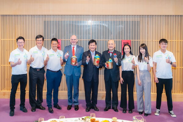 （過年留稿使用）▲▼外交部「山海珍饈迎瑞馬 團圓吉饗納新春 」，美國在台協會（AIT）處長谷立言（Raymond Greene）、外交部長林佳龍、日本台灣交流協會代表片山和之，與農業青年大使一同拜年。（圖／外交部提供）