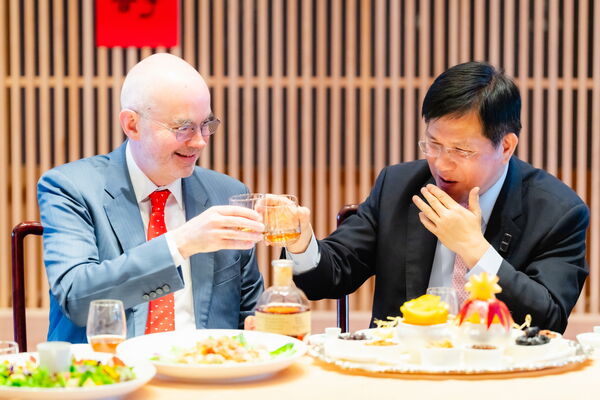 （過年留稿使用）▲▼外交部「山海珍饈迎瑞馬 團圓吉饗納新春 」，美國在台協會（AIT）處長谷立言（Raymond Greene）、外交部長林佳龍，乾杯。（圖／外交部提供）