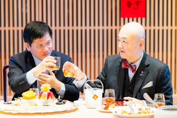 （過年留稿使用）▲▼外交部「山海珍饈迎瑞馬 團圓吉饗納新春 」，外交部長林佳龍、日本台灣交流協會代表片山和之，乾杯。（圖／外交部提供）