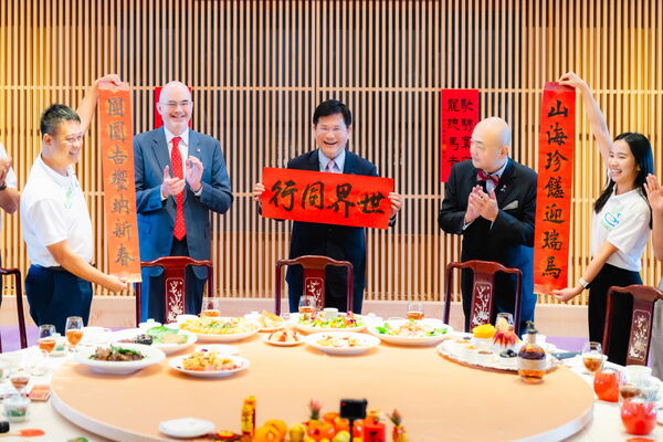 （過年留稿使用）▲▼外交部「山海珍饈迎瑞馬 團圓吉饗納新春 」，美國在台協會（AIT）處長谷立言（Raymond Greene）、外交部長林佳龍、日本台灣交流協會代表片山和之，拿春聯。（圖／外交部提供）