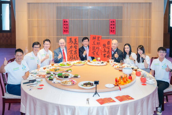 （過年留稿使用）▲▼外交部「山海珍饈迎瑞馬 團圓吉饗納新春 」，美國在台協會（AIT）處長谷立言（Raymond Greene）、外交部長林佳龍、日本台灣交流協會代表片山和之，拿著由農業青年大使準備的春聯。（圖／外交部提供）