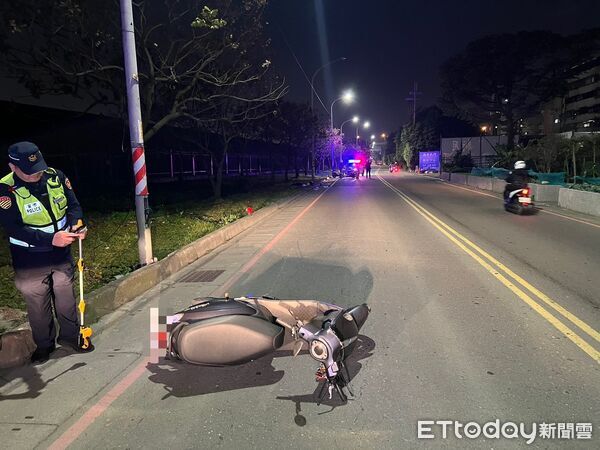▲▼27歲王姓女騎士返家途中自撞燈桿送醫不治             。（圖／記者陳以昇翻攝）