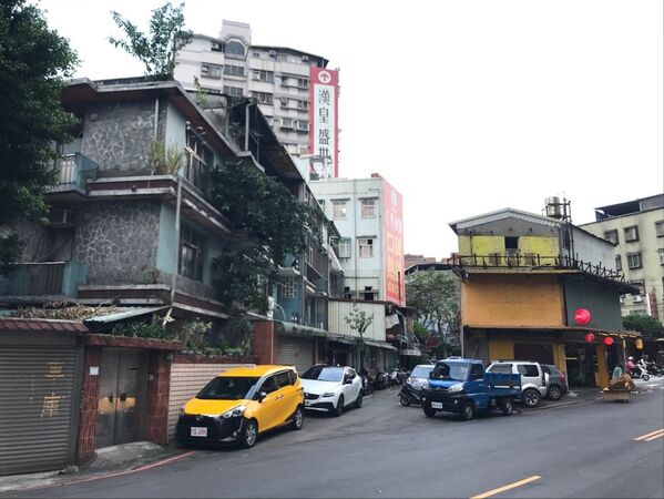 ▲重建前基地環境照、本案完工興建地上15層樓之住宅大樓。（圖／翻攝自國家住都中心）