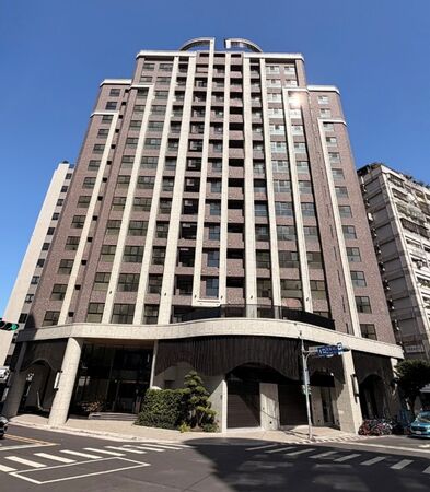 ▲重建前基地環境照、本案完工興建地上15層樓之住宅大樓。（圖／翻攝自國家住都中心）