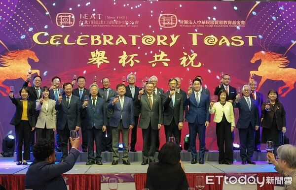 ▲IEAT 2026交流晚宴，前左六起行政院長卓榮泰、公會理事長黃教漳、台北市長蔣萬安與政商領共同祝酒。（圖／記者張佩芬攝）