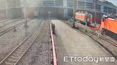 恐怖畫面曝光！台鐵員工蹲下作業「車廂緩緩接近」　遭夾險成肉餅