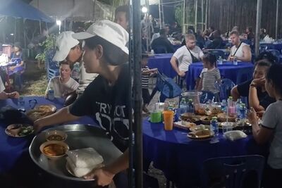 葬禮辦桌誤當成夜市！外國遊客大剌剌猛吃　喪家溫暖上菜：會辣喔