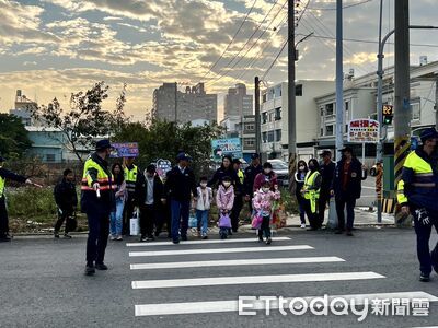 嘉義朴子警分局護童勤務 開學首日守護學童安全