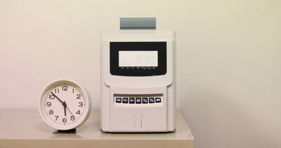 公司彈性上下班！她依規定打卡「被砍年終」傻眼　網勸： 快逃