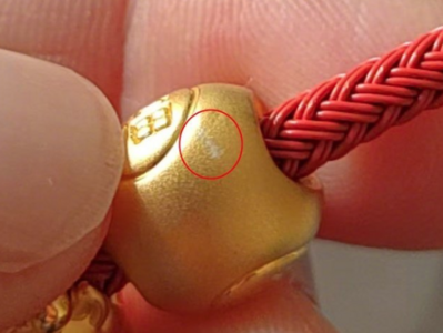 陸老牌999純金飾遭爆「摻鐵銀鈀」　刮花冒白痕送檢驚見落差