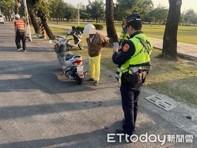 屏東9旬翁閒逛迷途！　內埔警貼心載人還代騎機車返家