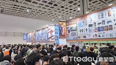 動漫節攤位直擊！走道塞滿人難動彈...粉絲瘋搶限定商品福袋