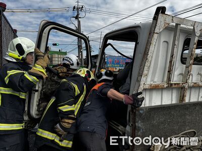 高雄男開小貨車撞大車！「車頭全爛」駕駛受困　驚悚現場曝