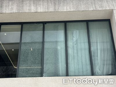 快訊／台中某茶行大門被掃射10多槍慘成蜂窩　17歲少年帶槍投案