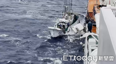 雲林艦7米巨浪中搏命接駁 醫官冒險一跳成功救回骨折漁工