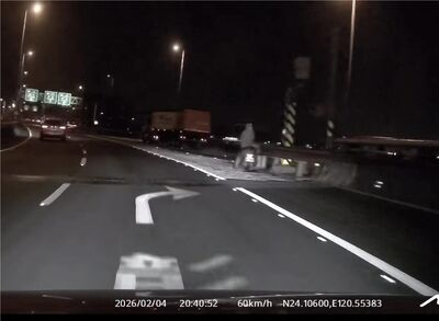 女騎士誤信導航闖國3彰化段　困路肩動彈不得…警急出動引導