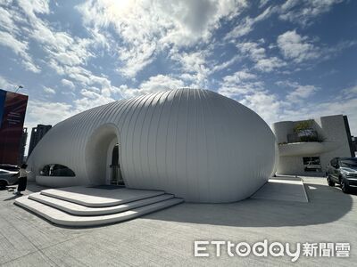 街頭巨型「草莓大福」成打卡熱點　一看竟是接待中心