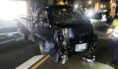 桃園小貨車深夜橫掃8機車！再撞倒燈桿、鐵捲門　駕駛辯恍神