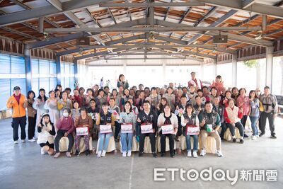 不讓長輩孤單！鹿草鄉公所推寒冬送暖　物資分送獨居家戶