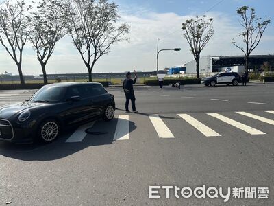 高雄19歲女騎士路口左轉！慘被後車追撞　噴飛重摔畫面曝