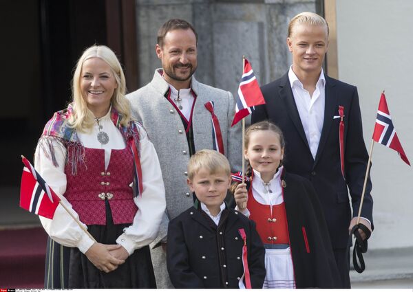 ▲▼挪威梅特瑪莉王儲妃（Princess Mette-Marit）、哈康王儲（Prince Haakon）、英格麗亞莉珊德拉公主（Princess Ingrid Alexandra）、斯維爾馬格努斯王子（Prince Sverre Magnus）以及王儲繼子柏格荷伊比（Marius Borg H&oslash;iby）。（圖／達志影像／美聯社）