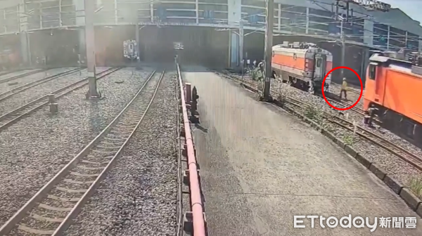 ▲▼台鐵基隆七堵機務段一名員工遭列車夾傷。（圖／民眾提供）