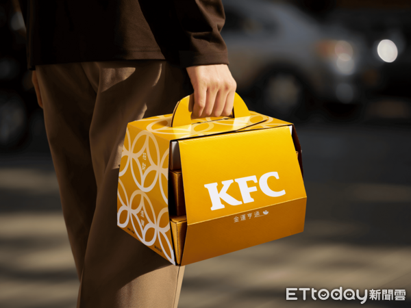 ▲▼肯德基2月10日起推出2波開運主打「富貴金沙起司脆雞開運金磚盒」。（圖／業者提供）