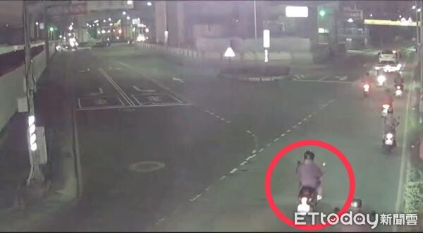 ▲▼             新莊27歲孕婦騎車自撞亡，監視器畫面曝光。（圖／記者陳以昇翻攝，下同）