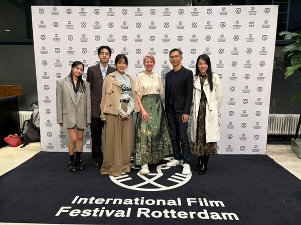 ▲《自殺通告》在鹿特丹影展放映，林予晞、導演周冠威、邵奕玫、劉敬、監製林配儀親赴現場。（圖／本萃電影提供）