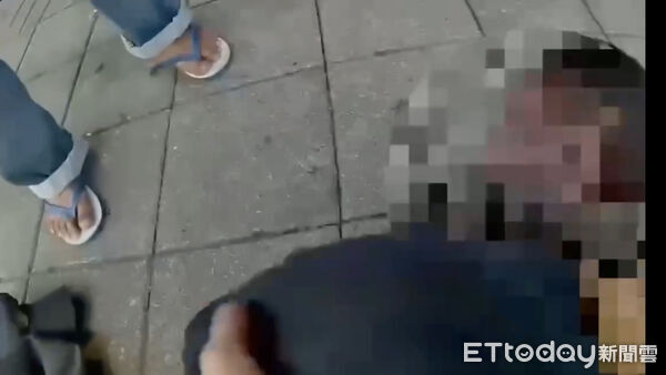 ▲▼ 員警壓制嫌犯，並帶上警車。（圖／記者黃彥傑翻攝）