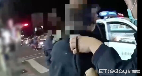 ▲▼ 員警壓制嫌犯，並帶上警車。（圖／記者黃彥傑翻攝）