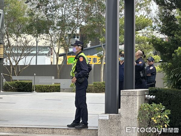 ▲太平茶葉行大門10多槍遭射裂，警帶回釐清中。（圖／ETtoday資料照）
