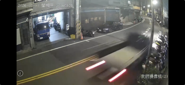▲桃園市朱姓男子昨晚駕駛小貨車行經中正路某社區彎道時，失控撞倒路旁8輛機車、燈桿，還撞上住宅鐵捲門。（圖／熱心人士提供）