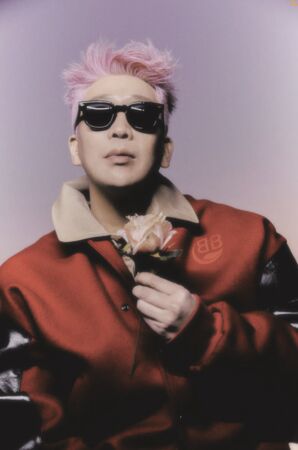 ▲MC夢遭質疑嫖妓，3名酒店妹到府極樂全被拍到。（圖／翻攝自YouTube）