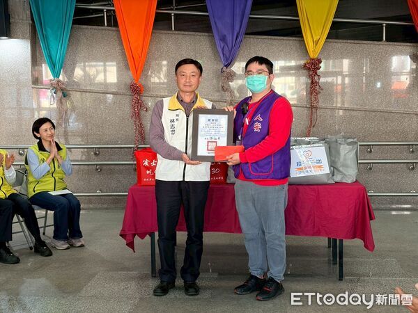 ▲南投縣政府春節前夕寒冬送暖，關懷遊民過好年。（圖／記者高堂堯翻攝）