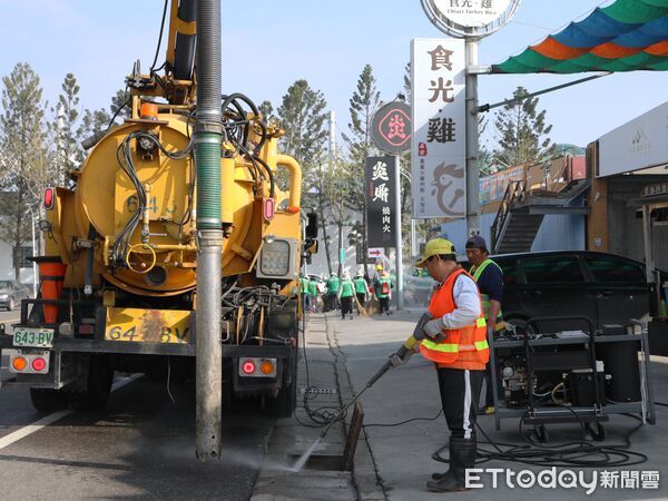 ▲▼  嘉義縣政府辦理環境清潔週 打照舒適整潔的新春賞燈環境  。（圖／嘉義縣政府提供）