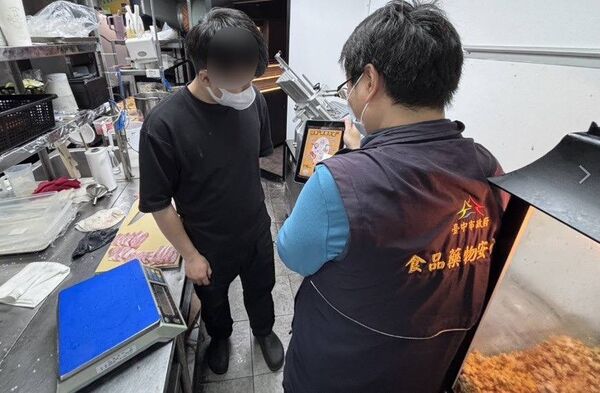 ▲▼3人開心吃壽喜燒後竟出現上吐下瀉，高燒40度，　店家道歉。（圖／食安處提供）