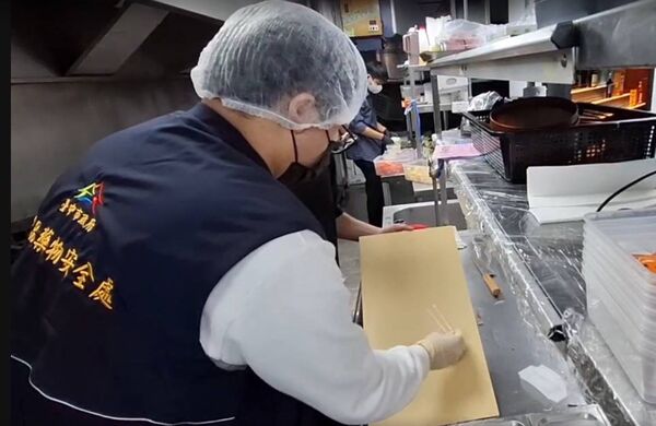 ▲▼3人開心吃壽喜燒後竟出現上吐下瀉，高燒40度，　店家道歉。（圖／食安處提供）