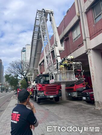 ▲南消第六救災救護大隊於駐地實施雲梯車高空放水訓練，提升高樓救災能力。（記者林東良翻攝，下同）