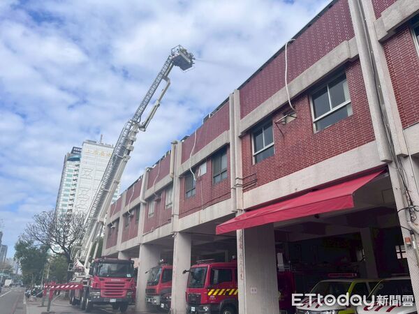 ▲南消第六救災救護大隊於駐地實施雲梯車高空放水訓練，提升高樓救災能力。（記者林東良翻攝，下同）