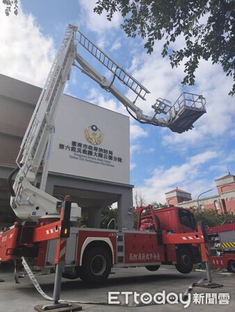 ▲南消第六救災救護大隊於駐地實施雲梯車高空放水訓練，提升高樓救災能力。（記者林東良翻攝，下同）