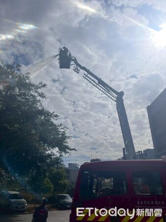 ▲南消第六救災救護大隊於駐地實施雲梯車高空放水訓練，提升高樓救災能力。（記者林東良翻攝，下同）