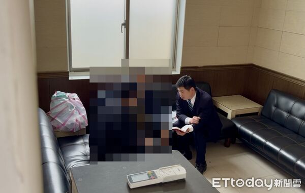 ▲王姓女騎士父親及丈夫前往板殯陪同相驗、處理後事。（圖／記者陳以昇攝）