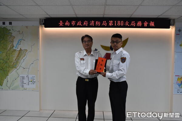 ▲台南市高級救護隊資深隊員林琦瑋，因成功搶救異物哽塞OHCA患者，獲頒「生命之星」獎座。（記者林東良翻攝，下同）