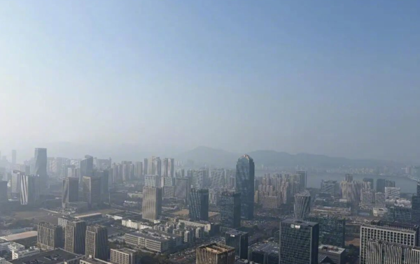 ▲▼住40樓男受夠「每日下樓花20分鐘」虧本賣房。（圖／翻攝自微博）