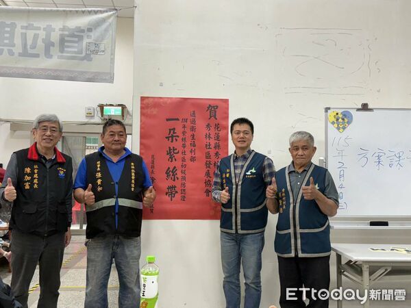 ▲▼花蓮縣府社會處特地前往秀林社區張貼紅榜，代表縣長徐榛蔚表達祝賀。（圖／花蓮縣政府提供，下同）